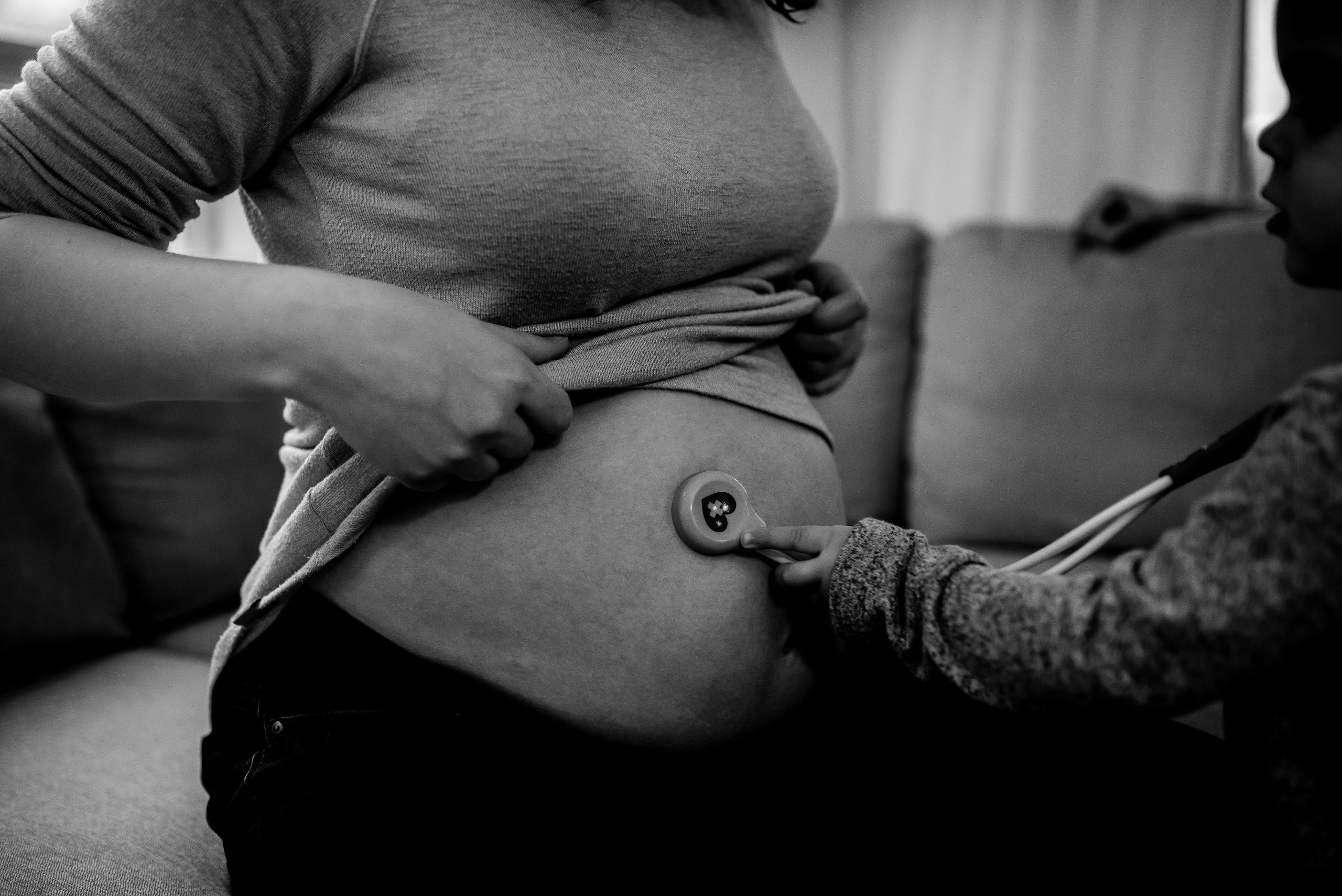 Group prenatal looking at Pregnant belly